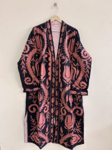 Veste kimono en coton brodé Suzani faite à la main de couleur noire, unisexe, longue - Product Image 1