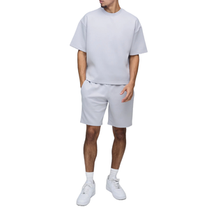 Ensemble jumeau solide moderne pour hommes Vêtements légers anti-boulochage avec taille élastique et manches courtes Col rond Survêtements de gros - Product Image 4
