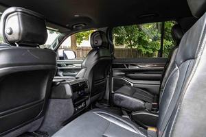 Voiture d'occasion haut de gamme 2022, transmission automatique, moteur >8L, puissance 400 ch, sièges en cuir, toit ouvrant panoramique, 360 - Product Image 3