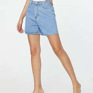 Shorts de mezclilla rectos para mujer, nuevos de verano, con agujeros, estilo urbano, con bordes deshilachados, pantalones cortos a la moda. - Product Image 5