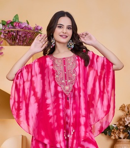 เสื้อท็อปทรงคัตท็อปพิมพ์ลายผีเสื้อของ ToSHIBORI พร้อมงานปักจารีหนาแน่นที่คอเสื้อ - Product Image 4