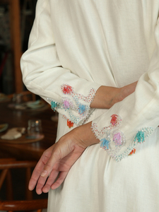 Venta al por mayor de lujo personalizado Beige Abaya XXL satén vestido islámico inspirado Dubai volante estilo adultos alta calidad seda antiarrugas - Product Image 3