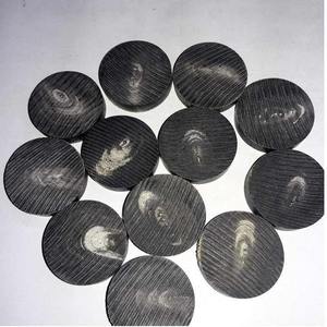 Artisanat artisanal de haute qualité boutons ronds en corne de buffle de couleur naturelle sculptés dans un style animal par l'artisanat en croissant - Product Image 3