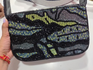 Sac de luxe fait main en perles de rocaille avec foulards brodés, perles et volants, style mode écologique avec fermeture à bouton et bandoulière unique - Product Image 6