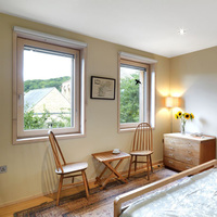 Fenêtre de maison moderne à triple vitrage à économie d'énergie, fenêtres en aluminium et en bois, fenêtre à bascule et à rotation
