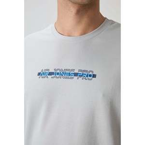 เสื้อยืดผู้ชาย Air Jones สีเทาสโตน ทรงโอเวอร์ไซส์ ผ้าคอตตอนผสม พื้นผิวมีเท็กซ์เจอร์ พร้อมลายกราฟิกพิมพ์ ผ้าเนื้อหนา - Product Image 2