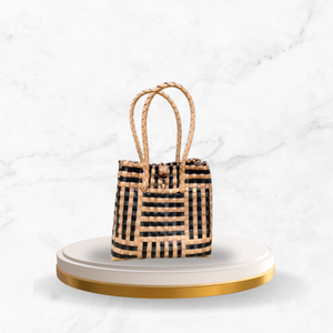 Sac tissé fait à la main pour femmes de qualité supérieure Sac à main élégant fabriqué à partir de matière plastique recyclée dans un accessoire de tissage pour adultes - Product Image 1