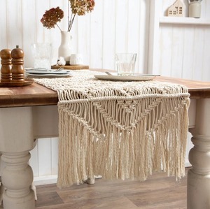 Camino de mesa de macramé hecho a mano de primera calidad, centro de mesa tejido de algodón decorativo para interiores modernos o bohemios de granja rústica - Product Image 1