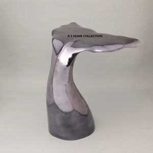Table d'appoint de décoration intérieure moderne artisanale, design queue de baleine, nouvelle vente en gros, aluminium poli brillant, écologique - Product Image 1