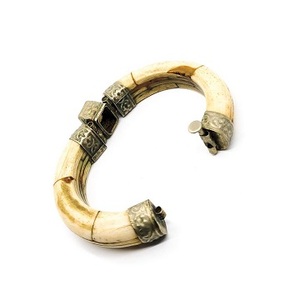 Bracelet jonc artisanal de style vintage, unique en corne naturelle, large, cadeau pour elle, look moderne vintage - Product Image 3