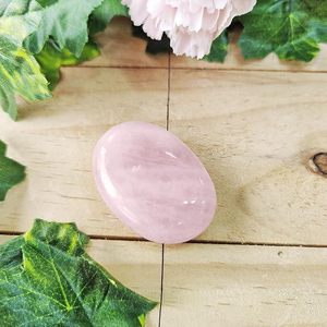 Piedras de Palma de cuarzo rosa talladas a mano-Crecimiento espiritual Equilibrio emocional y curación de relaciones - Product Image 4