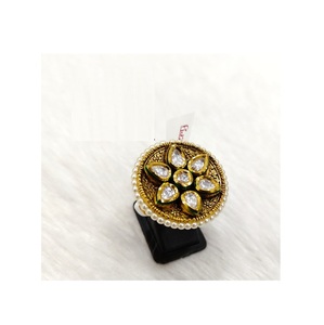 Bague Kundan exquise fabriquée à la main pour les femmes pour les occasions nuptiales et traditionnelles Utilisation de mariage et de fête certifiée IGI - Product Image 1