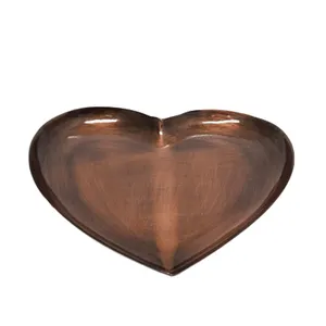 Bandeja decorativa de corazón de hierro Chapado en bronce Nuevo estilo Acentos decorativos y bandeja para servir para decoraciones para el hogar - Product Image 1