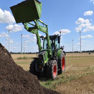 รถแทรคเตอร์ทางการเกษตร300พรีเมี่ยมที่ได้รับการออกแบบมาเพื่อผลิตภาพและประสิทธิภาพที่น่าเชื่อถือ - Product Image 1