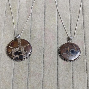 Pendentif en agate septarienne, pierre précieuse, figurine gravée d'amour, sculpture amicale, décoration d'intérieur pour mariage, vacances, art du Gujarat - Product Image 3