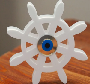 Décor de bureau de roue de bateau blanc avec mauvais œil sur plexiglas givré 107x107x8mm Qualité Meilleur décor de roue de bateau nautique fait main - Product Image 1