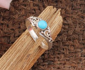 Style Vintage 925 Sterling Silver Turquoise Ring Dainty Scrollwork Artisan Bijoux en pierres précieuses faits à la main pour les femmes pour les mariages - Product Image 2