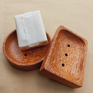 Jabonera ecológica de madera y cáscara de coco para uso en el baño hecha a mano en Vietnam - Product Image 1
