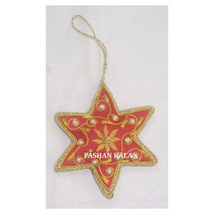 Hermosa tela roja y trabajo de bordado de Zari dorado con cuentas blancas con forma de estrella adorno colgante de árbol de Navidad hecho a mano - Product Image 1