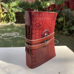 Carnet en cuir personnalisable, journal artisanal gaufré avec papier naturel pour écrivains et artistes, et à offrir en cadeau - Product Image 1