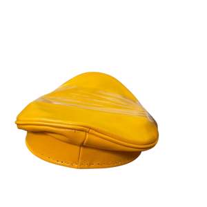 Esta es una gorra de motociclista Muir de cuero genuino amarillo con visera. - Product Image 4