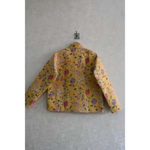 Chaqueta Reversible de Algodón Tejido Acolchado Ecológico para Mujer, Chaqueta Cálida de Manga Larga con Estampado Floral Hecho a Mano - Product Image 4