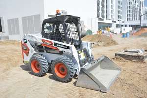 Cargadora Compacta Bobcat S330 Usada de Color Blanco, de Alto Rendimiento y Precio de Fábrica, en Oferta - Product Image 3