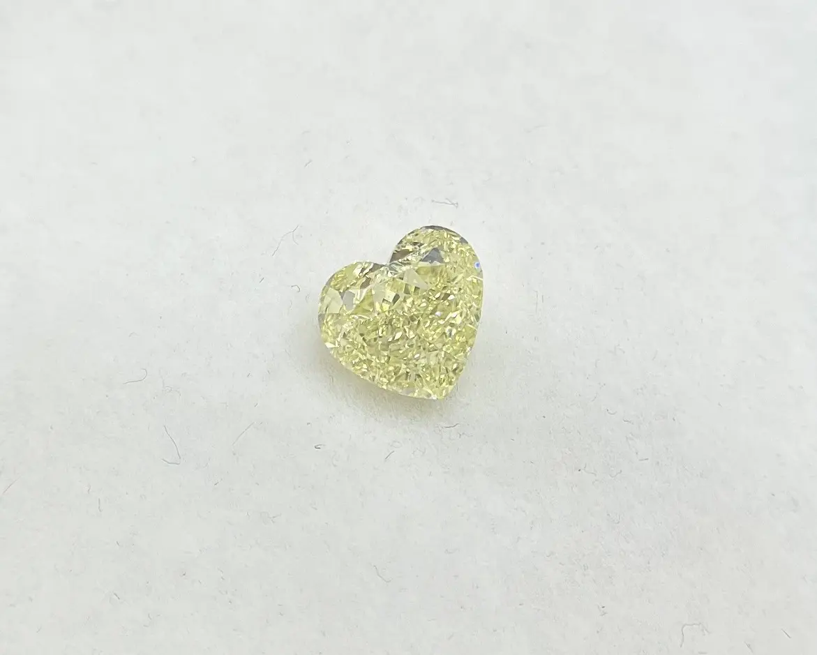 Ưa thích ánh sáng màu vàng rực rỡ trái tim cắt 2.0 Carat chính hãng lỏng kim cương lạ mắt VS2 rõ ràng kim cương với giá bán buôn số lượng lớn