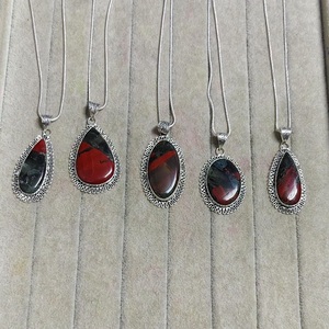 Colgante de Piedra de Sangre Roja, Gema con Grabado de Amor, Figura Tallada, Decoración para el Hogar, Bodas, Vacaciones, Arte de Gujarat - Product Image 4