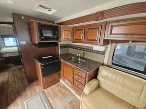 Autocaravana F-L-E-E-T-W-O-O-D RV S-T-O-R-M 32BH 2015 Usada, Lista para la Venta - Product Image 3