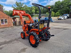 Tractor Kubota L2501 Usado y Nuevo, 2001-4000 Horas, 25HP, 4WD, Cargador con Caja de Cambios, Bomba, Rodamiento y Motor de Transmisión - Product Image 5