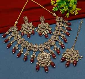 Nouveau design plaqué or traditionnel goutte perle et pierre cloutée boucle d'oreille Mangtika collier ras du cou ensemble et ensemble de bijoux pour femmes - Product Image 4