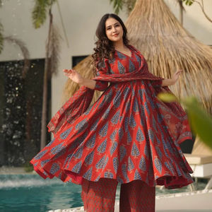 Conjunto de parte inferior Kurti de seda elegante para mujer con Dupatta bellamente impreso para la temporada de fiestas de verano - Product Image 1