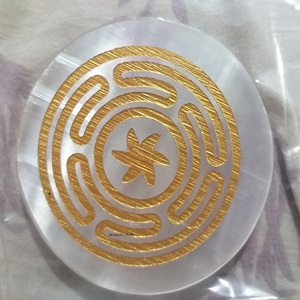 Meilleure qualité sélénite naturelle Om symbole sous-verres Agate gravé tranche Premium pierres précieuses sous-verres en vrac à vendre - Product Image 4