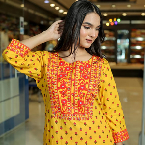 Conjunto Tradicional Indio-Pakistaní para Mujer, Kurta Elegante en Línea A, Bordada en Amarillo, de Algodón Puro con Estampado Floral, Pantalón y Dupatta - Product Image 1