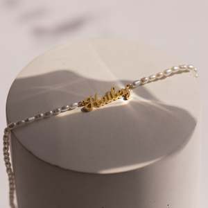 Collar personalizado con nombre de perla suave para mujer, collar con nombre de cadena de eslabones de latón chapado en oro de 14 quilates para mujer - Product Image 1
