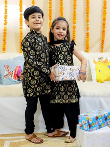 Conjunto de vestido de niños bordado a mano paquistaní Lehenga Choli Kurta Shalwar para hermanos y hermanas para fiestas y eventos culturales - Product Image 2