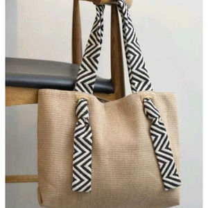 Sac fourre-tout en toile de jute naturelle avec motif chevron noir, sangles tissées, conçu pour un port quotidien rustique et simple à l'épaule - Product Image 1