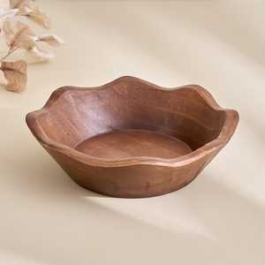 Plato artesanal de madera con silueta festoneada, ideal para interiores rústicos, bohemios y escandinavos, que añade carácter y equilibrio. - Product Image 1