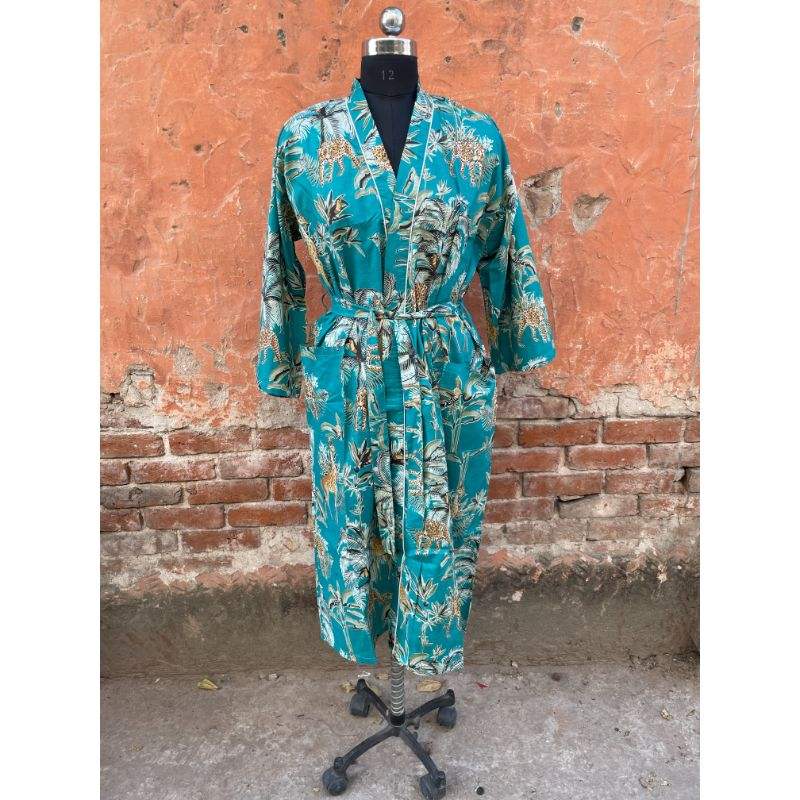 มีสีเขียวขุ่น