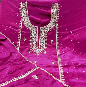 Beaux costumes indiens non cousus brodés à la main pour les femmes pour les fêtes de style traditionnel - Product Image 1