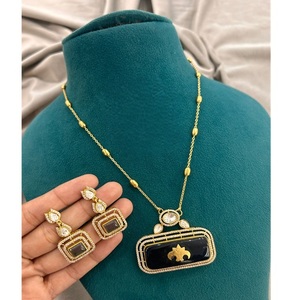 Conjunto de collar de cadena de diseño con acabado Dorado de la mejor calidad simple con pendientes para colección de ropa de boda para mujeres y niñas - Product Image 1
