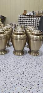 Urne funéraire en laiton de style américain, capacité de 220 pouces cubes, designs personnalisables, fabricant d'Inde - Product Image 2