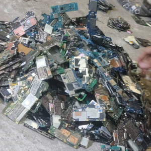 Cartes de circuits imprimés de téléphones portables pour la récupération de l'or, de l'argent, du cuivre et du palladium - Product Image 1