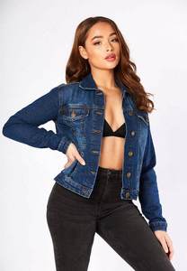 Veste en jean bleu foncé pour femmes à prix d'usine OEM Poches d'entrejambe et fermeture à boutons conçues pour les femmes pour un confort en toutes saisons - Product Image 2