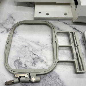 Machine à coudre et à broder informatisée B-a-b-y Lock E-l-l-e-g-a-n-t-e BLG, vidéo intéressante - Product Image 3