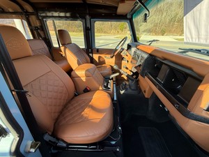 SÚPER IMPECABLE, LA-ND RO-V-ER DE-FEN-DER 110 1997, 4X4 DIÉSEL, 4 PUERTAS, TRANSMISIÓN MANUAL, ASIENTOS DE CUERO - Product Image 2