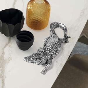 Elegante escultura de Vida Silvestre de cocodrilo hecha de aluminio Diseños artísticos de animales para la decoración del hogar Acentos interiores únicos y elegantes - Product Image 1