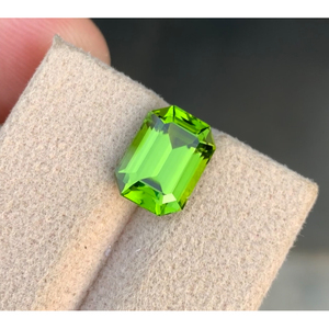 Peridoto Verde Natural Corte Esmeralda de 4.13 CT Impecable de la Mina Supat, Pakistán, con Excelente Brillo, 10.6x7.6x5.6mm - Product Image 1