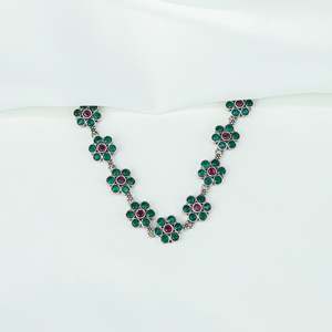 Collar Ayushi de Plata 925 con Delicada Flor de Margarita con Rubí y Esmeralda para Fiestas - Product Image 3